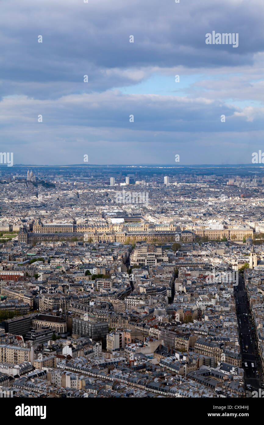 Vue sur Paris et le Louvre à partir de la Tour Montparnasse, Paris, France Banque D'Images