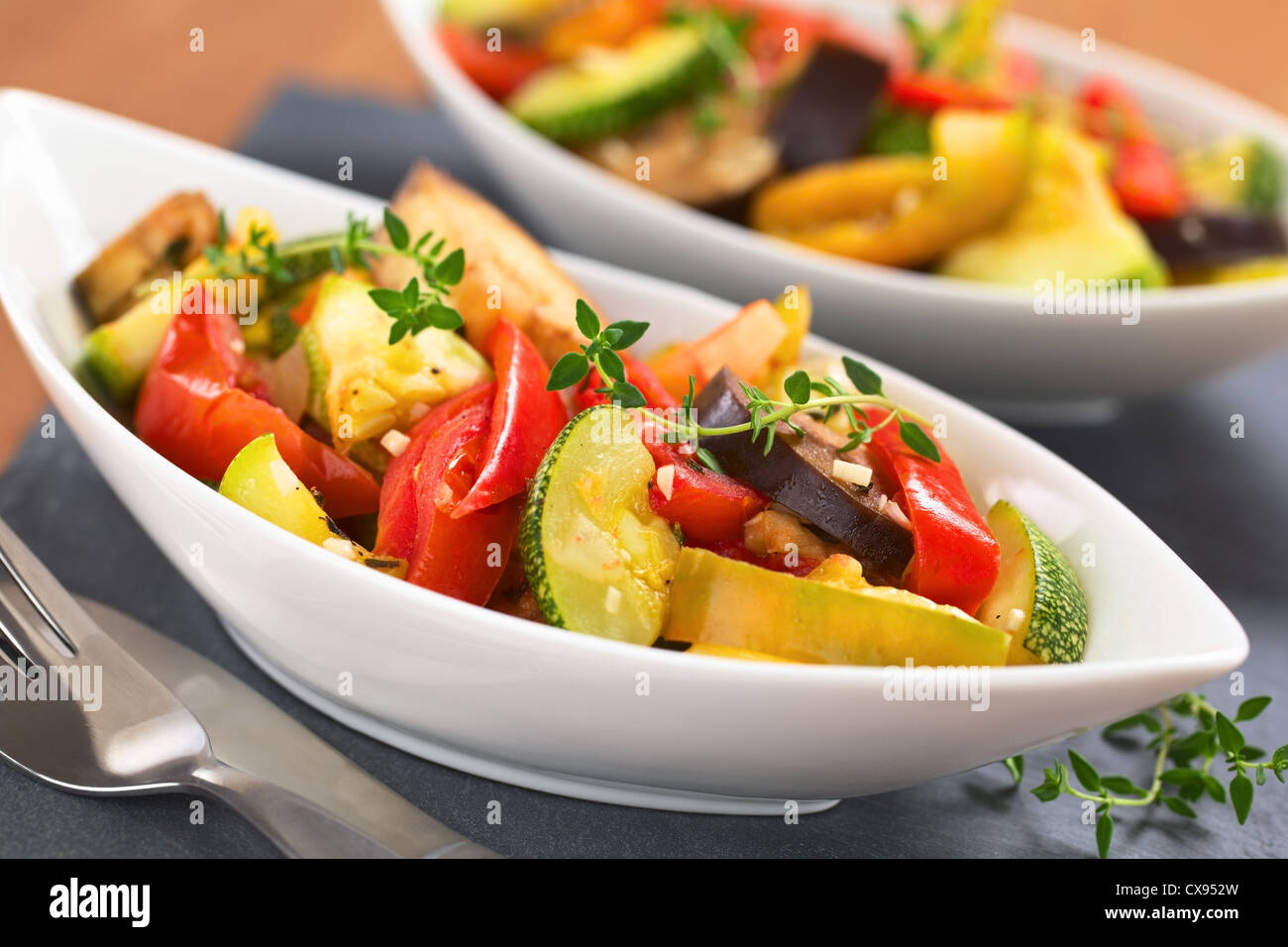 Deux bols de légumes Ratatouille maison faite de l'aubergine, la courgette, le poivron et la tomate et assaisonné avec des herbes Banque D'Images