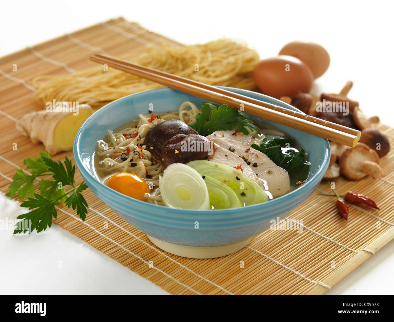 Soupe de nouilles japonaises en porcelaine bleue assiette à soupe Banque D'Images