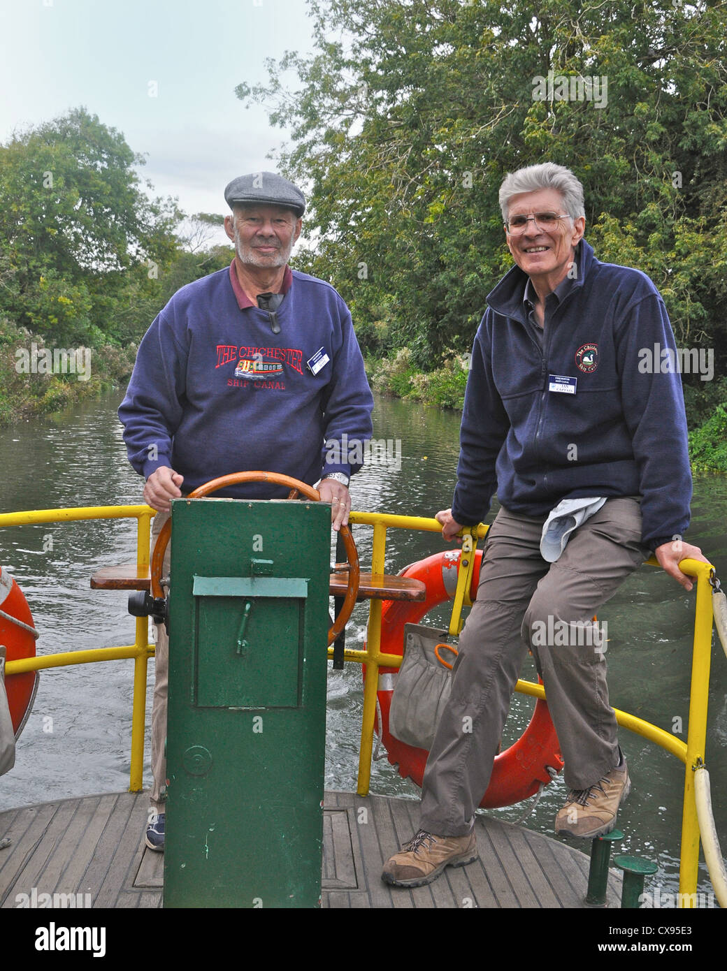 L'équipage du 'Egremont' sur le Canal de Chichester en bateau. Banque D'Images