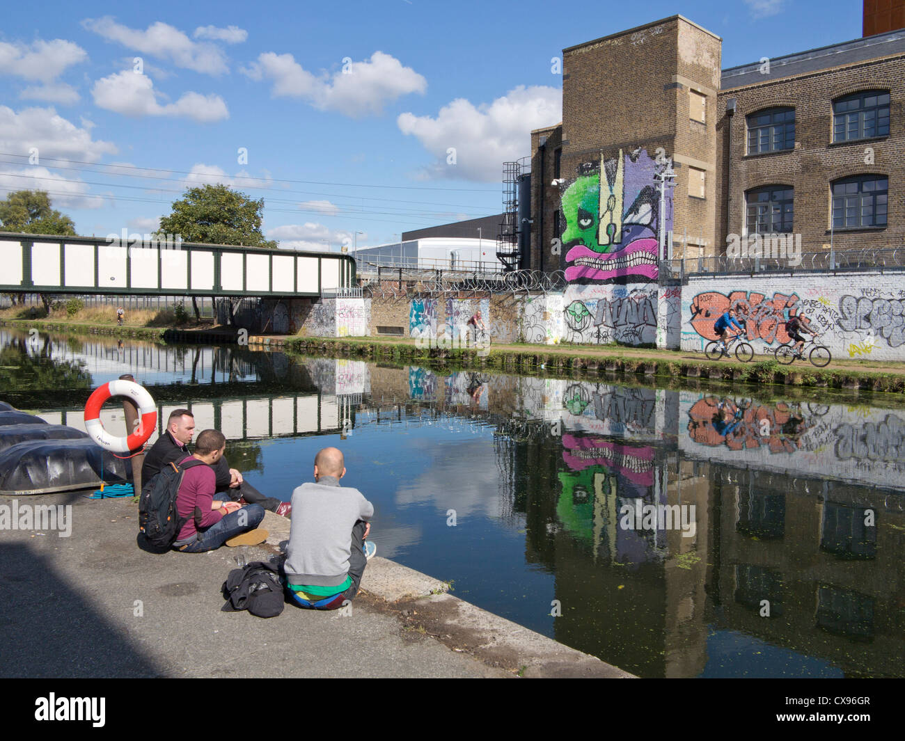 Cycle de personnes et dirigé par nouveau halage sur Regent's Canal construit dans le cadre de l'héritage des Jeux Olympiques de 2012 à Londres Banque D'Images