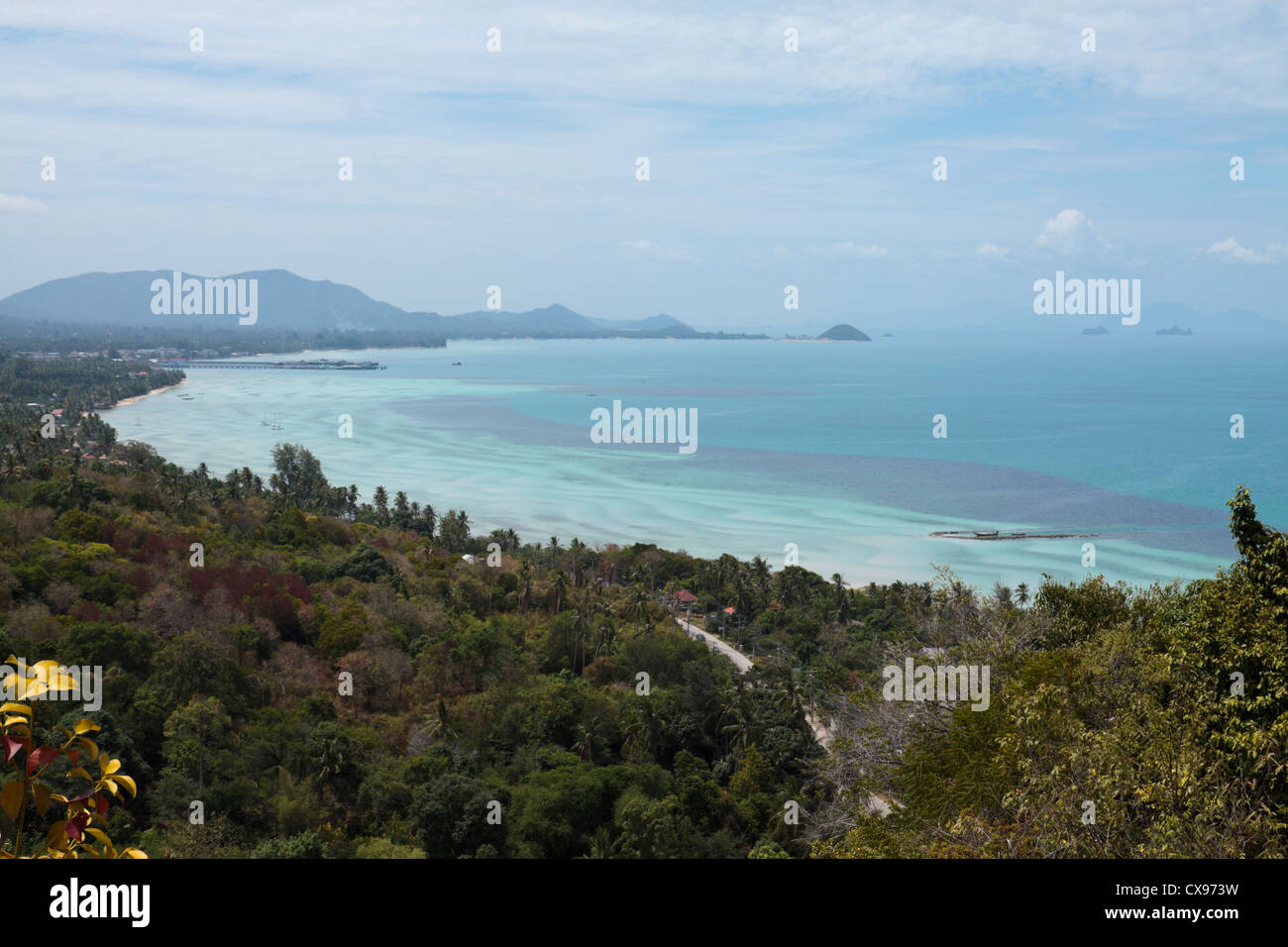 Les eaux bleu turquoise, plage de sable et des terres forestières sur l'île de Ko Samui, Thaïlande Banque D'Images