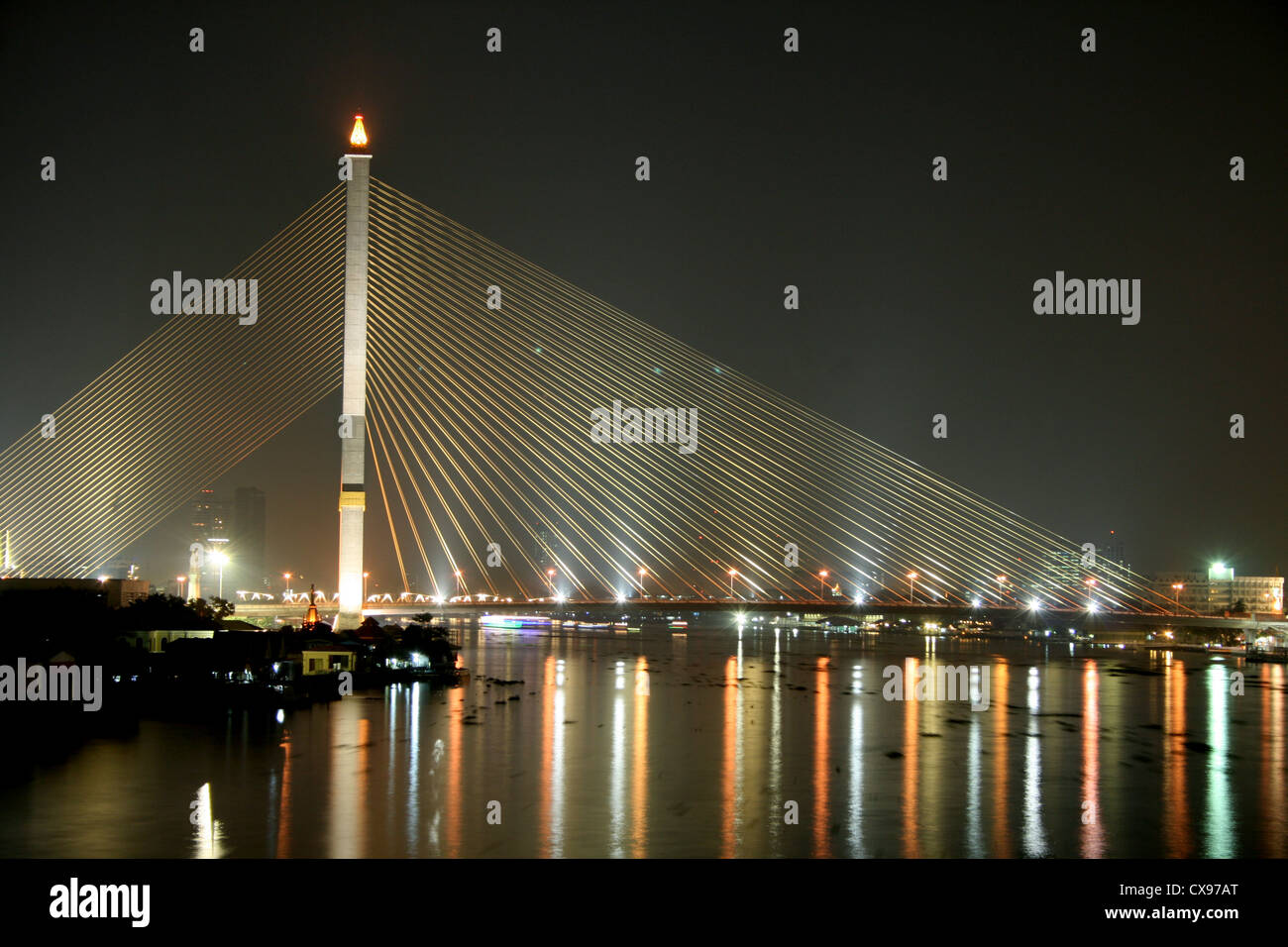 Rama VIII Bridge at night à Bangkok, Thaïlande Banque D'Images
