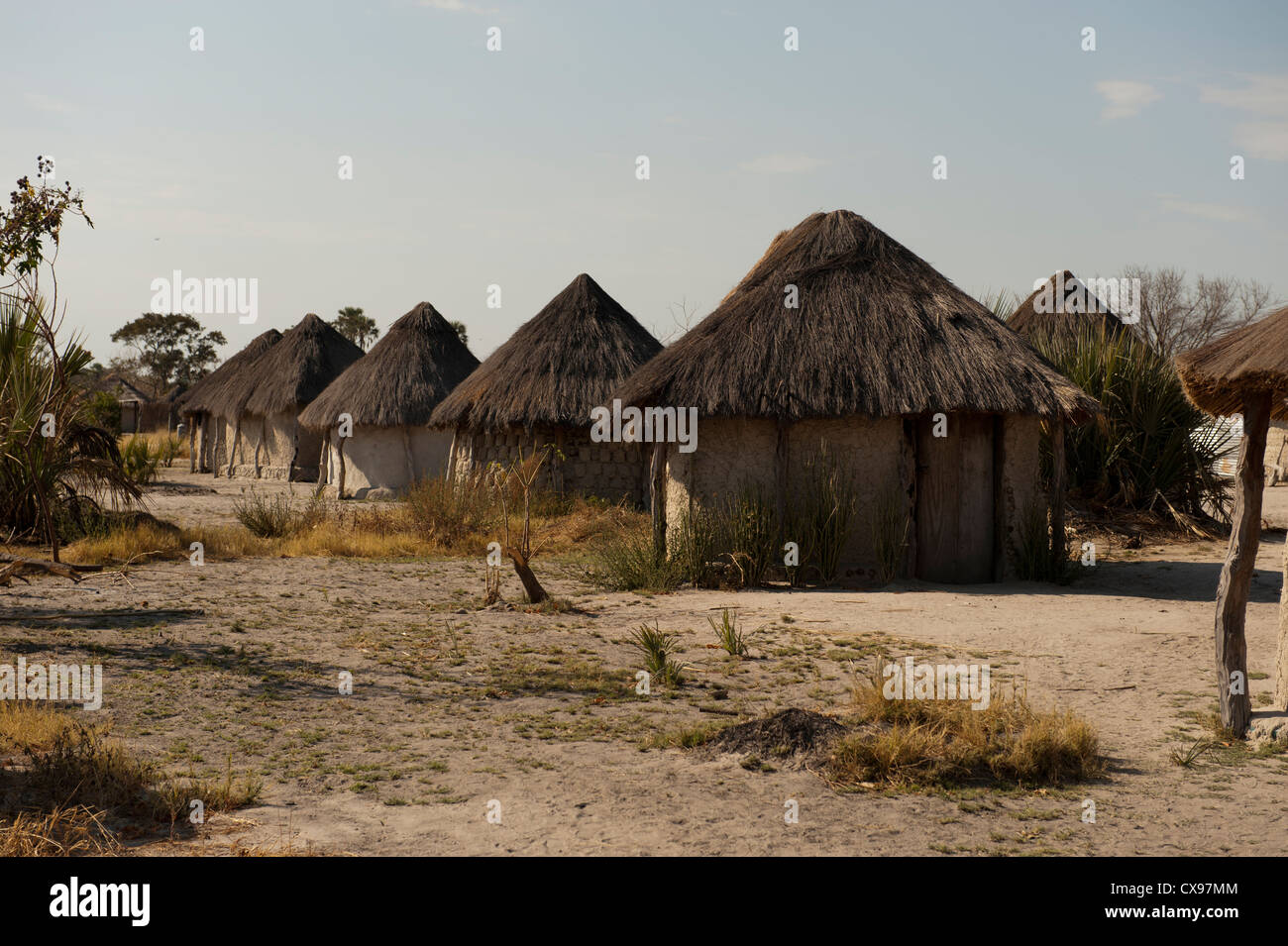 African village with thatched rondavel huts dans la région du delta d'Okovonga du Botswana Banque D'Images