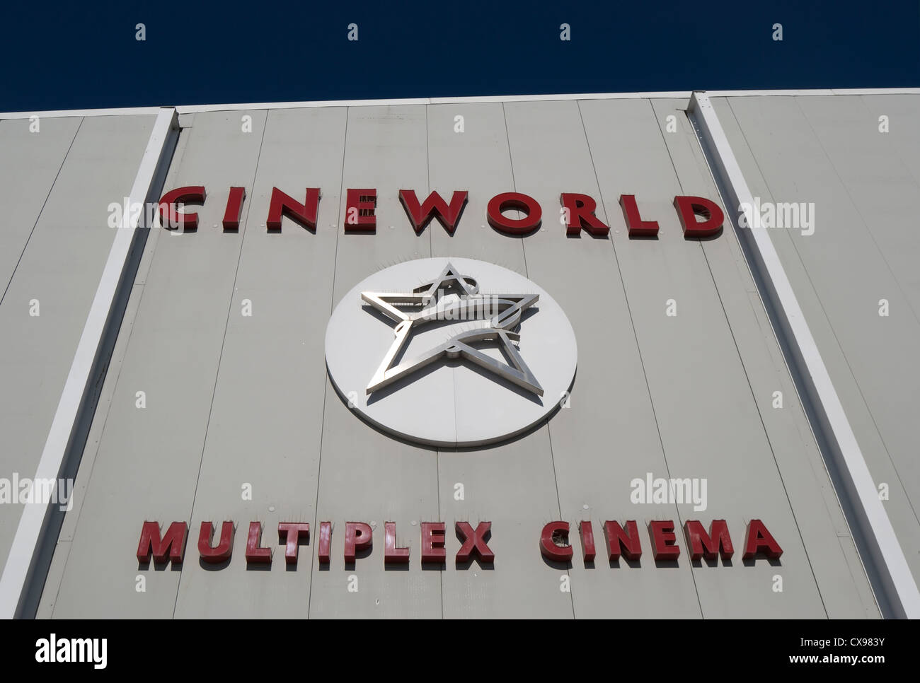 Détail extérieur avec nom et logo de cineworld cinéma multiplexe, Feltham, Middlesex, Angleterre Banque D'Images