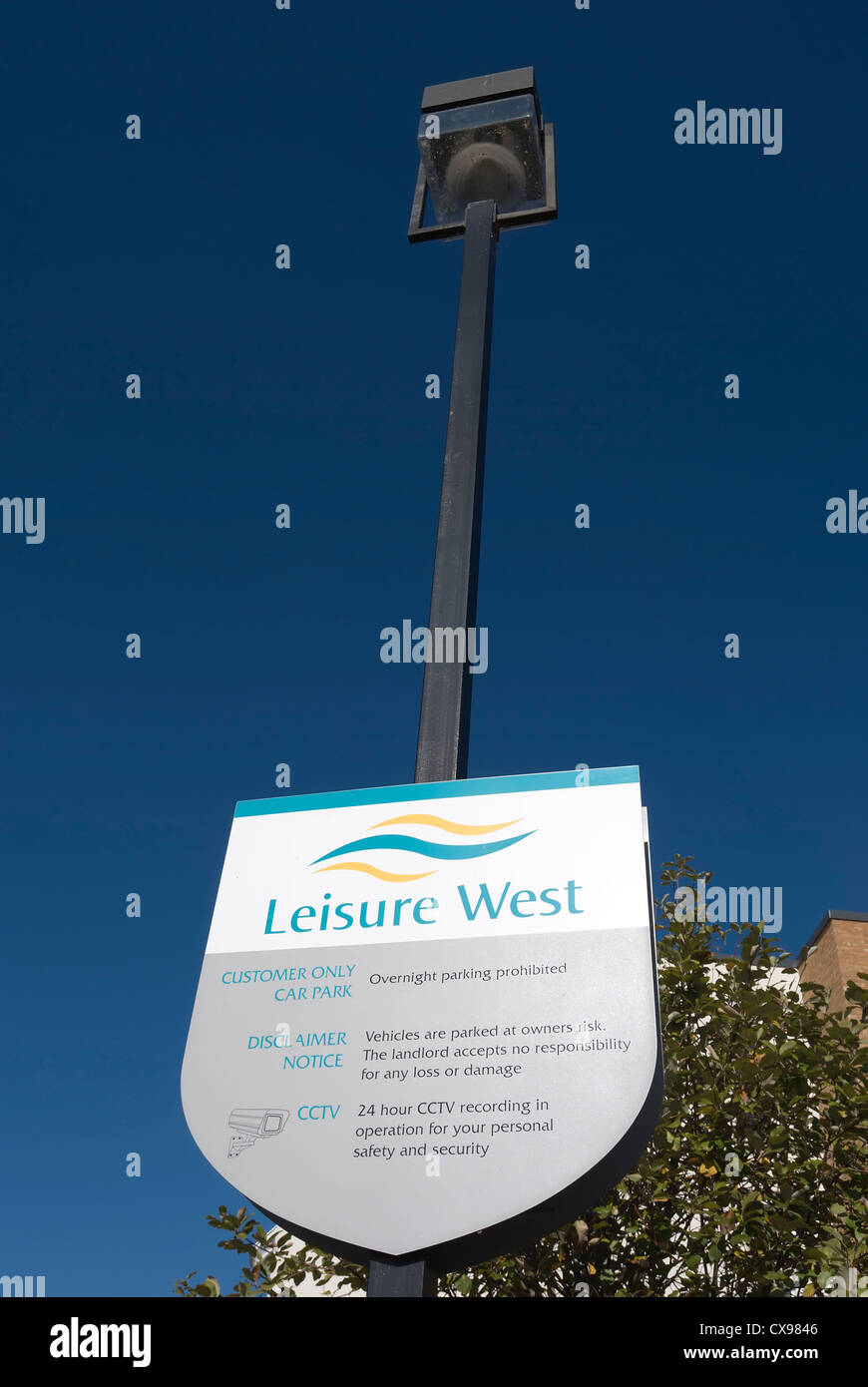 Signer pour les loisirs à l'ouest, Feltham, Middlesex, Angleterre, avec des interdictions de stationnement et d'avertissement de vidéosurveillance Banque D'Images