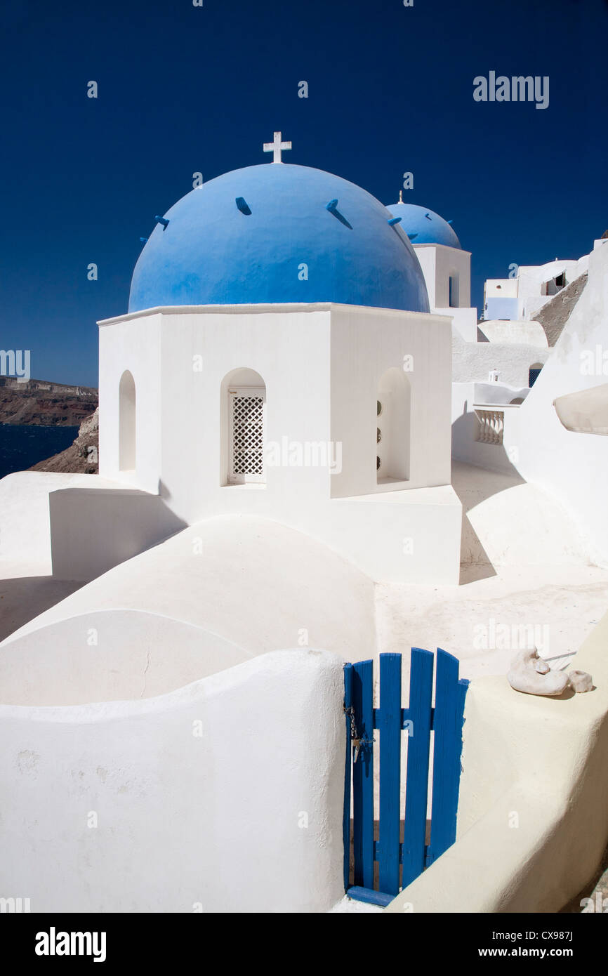 Églises à dôme bleu sur Santorini Banque D'Images