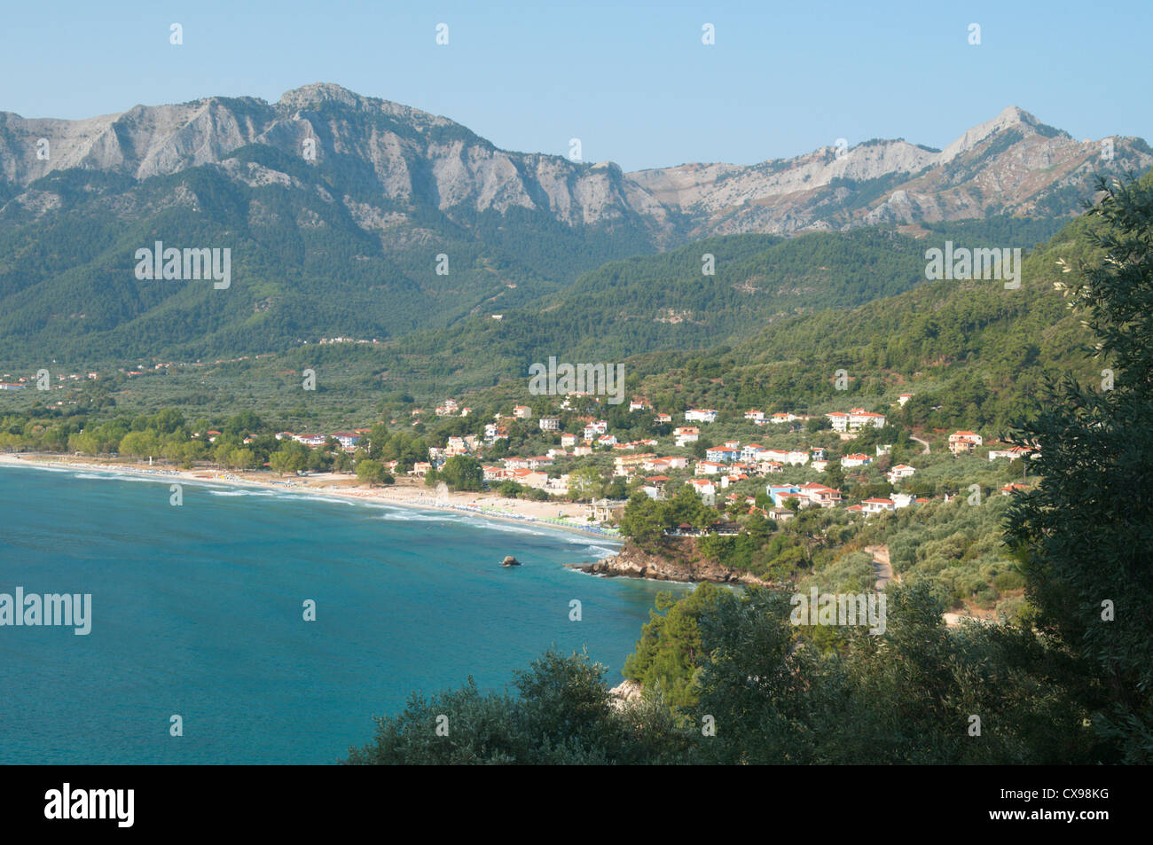 Thassos, Grèce.Voir l'ouest en direction de Golden Beach (Chrisi Ammoudia Skala Panagias) et/Ipsarion Ypsario les montagnes ou les montagnes. Banque D'Images