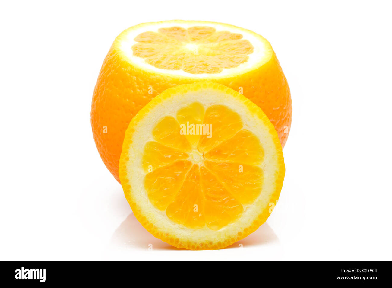 Orange juteuse sur un fond blanc, close-up Banque D'Images