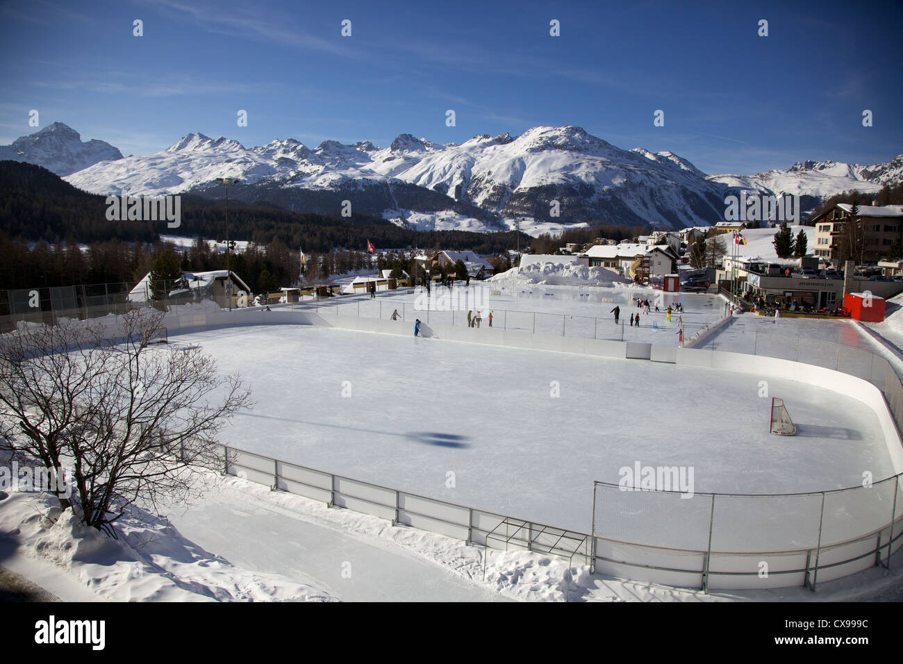 Patinoire ski dans la ville de Pontresina suisse sous un ciel bleu ensoleillé Banque D'Images