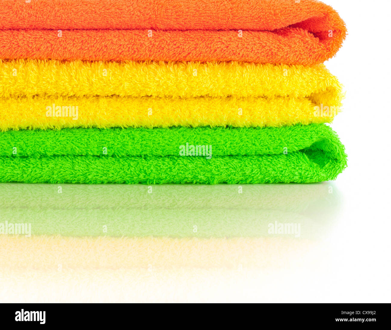 Pile de serviettes colorées frais isolé Banque D'Images
