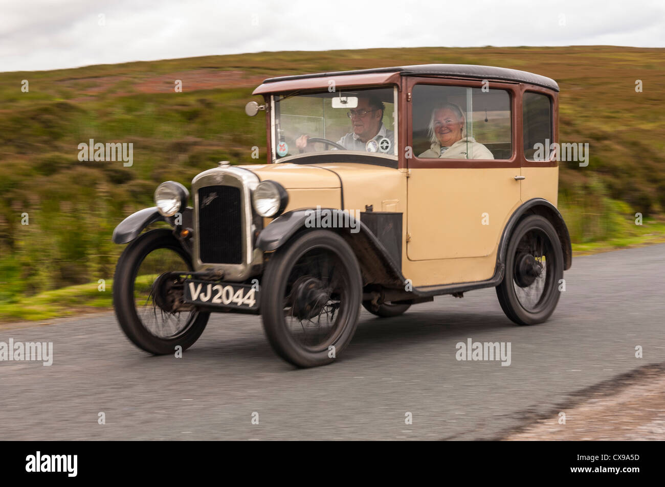 Un vintage Austin 7 classic car la conduite dans le Yorkshire Dales montrant circulation dans le Yorkshire , Angleterre , Angleterre , Royaume-Uni Banque D'Images