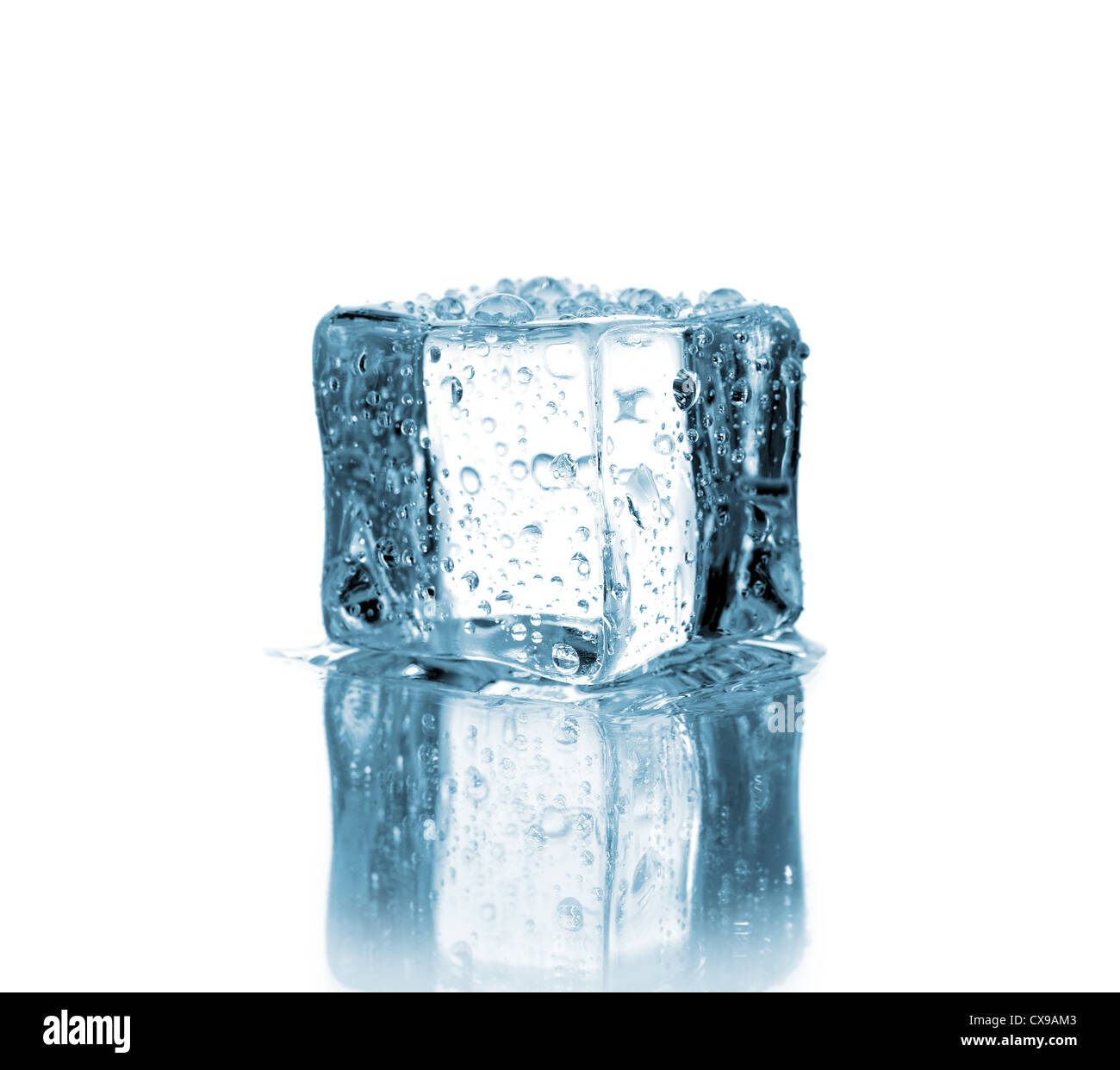 Seul ice cube on white Banque D'Images