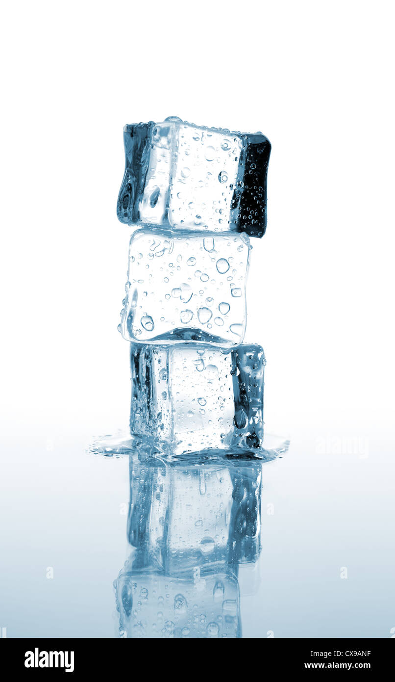 Trois cubes de glace empilée sur white Banque D'Images