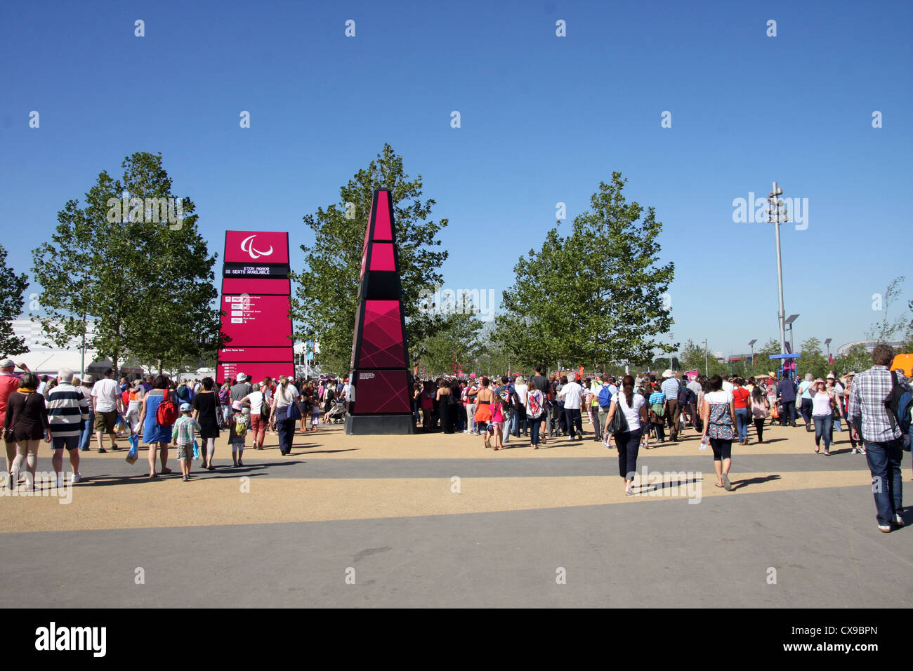 Les foules affluent vers le parc olympique durant les Jeux Paralympiques de Londres 2012. Banque D'Images