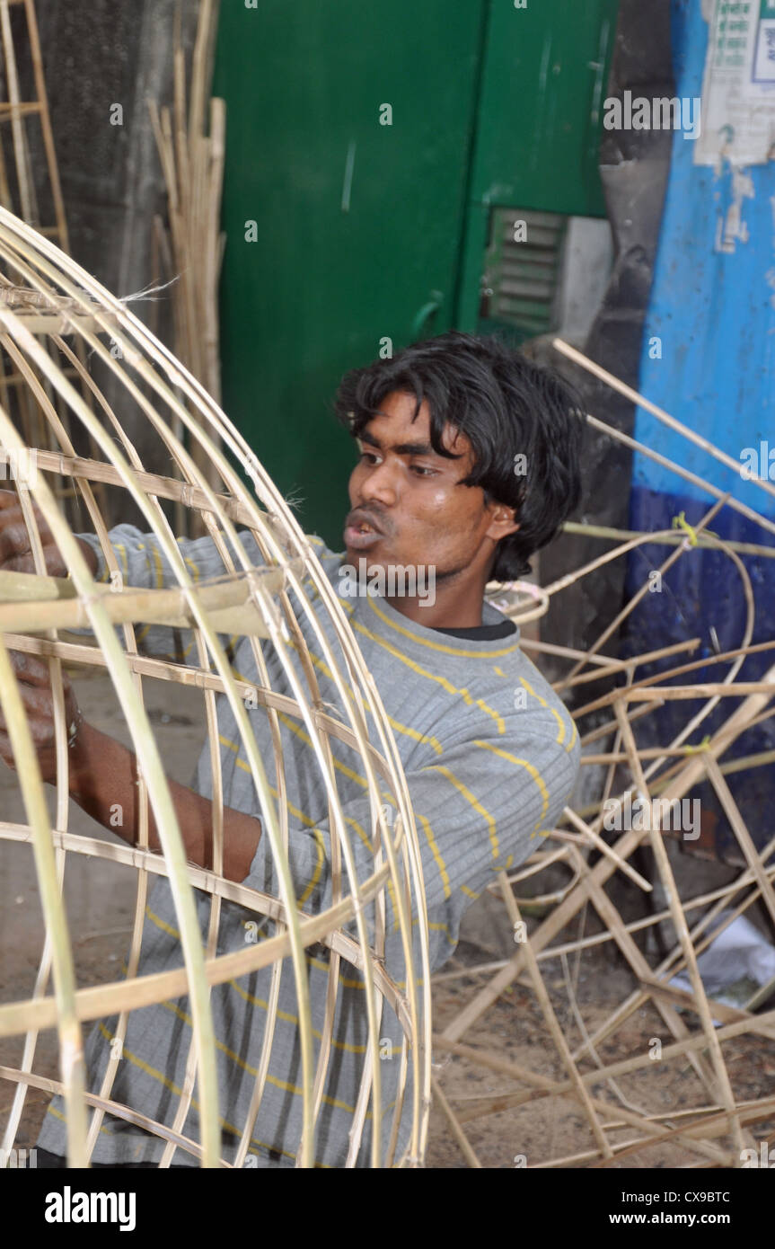 Un sculpteur travaillant sur une armature en bambou pour une sculpture à Kumartuli, Kolkata Banque D'Images