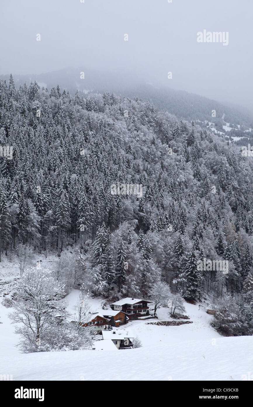Chalets dans la neige, Schruns, Autriche Banque D'Images
