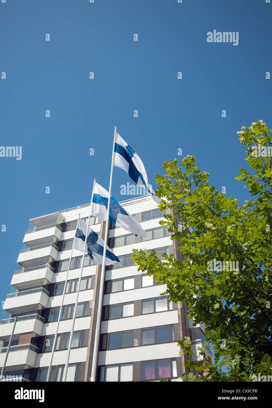 Drapeaux finlandais à l'extérieur du mât complet des appartements dans le quartier de Kallio Banque D'Images