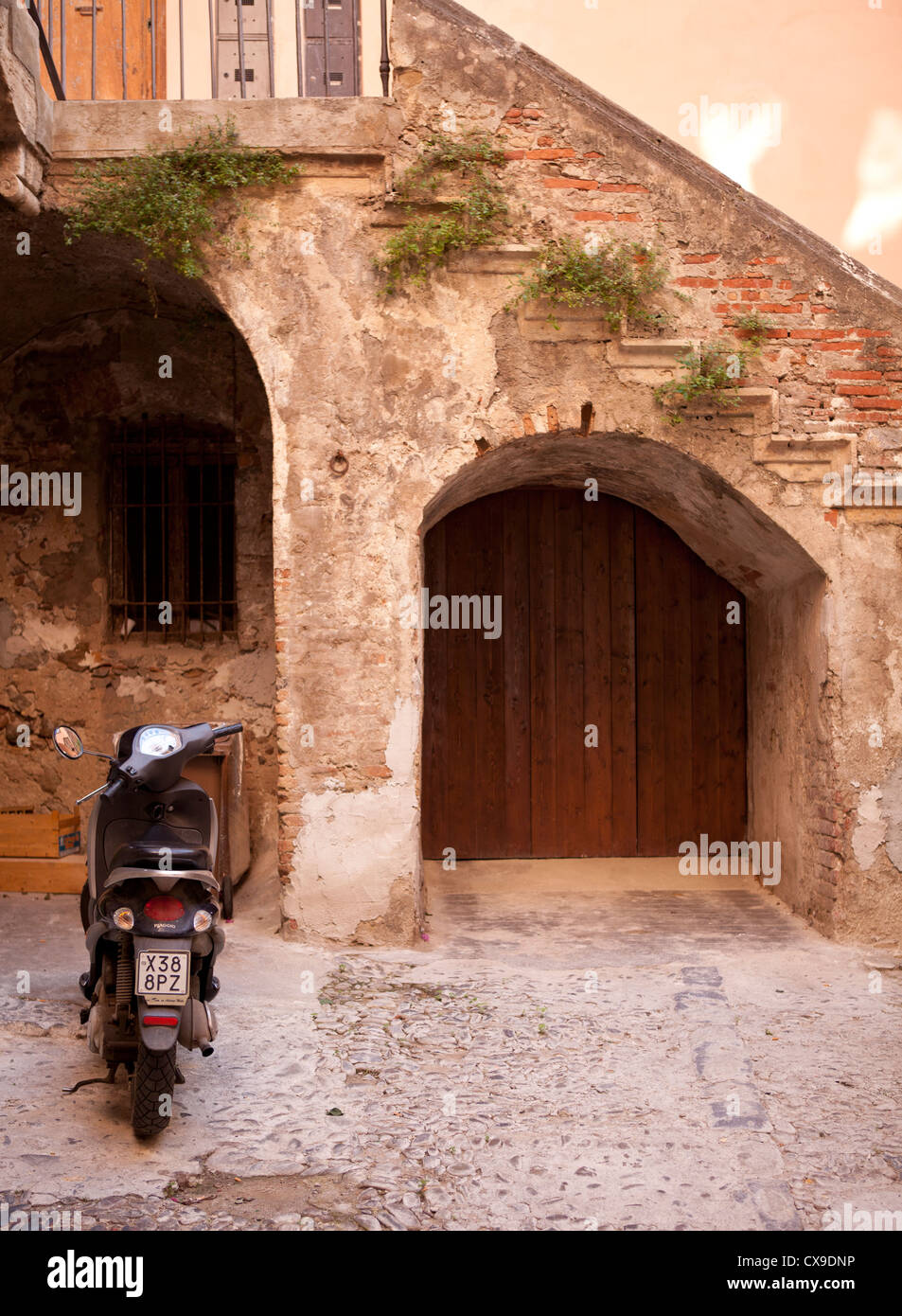 Scooter cyclomoteur à l'extérieur de l'ancien bâtiment, Italie Banque D'Images