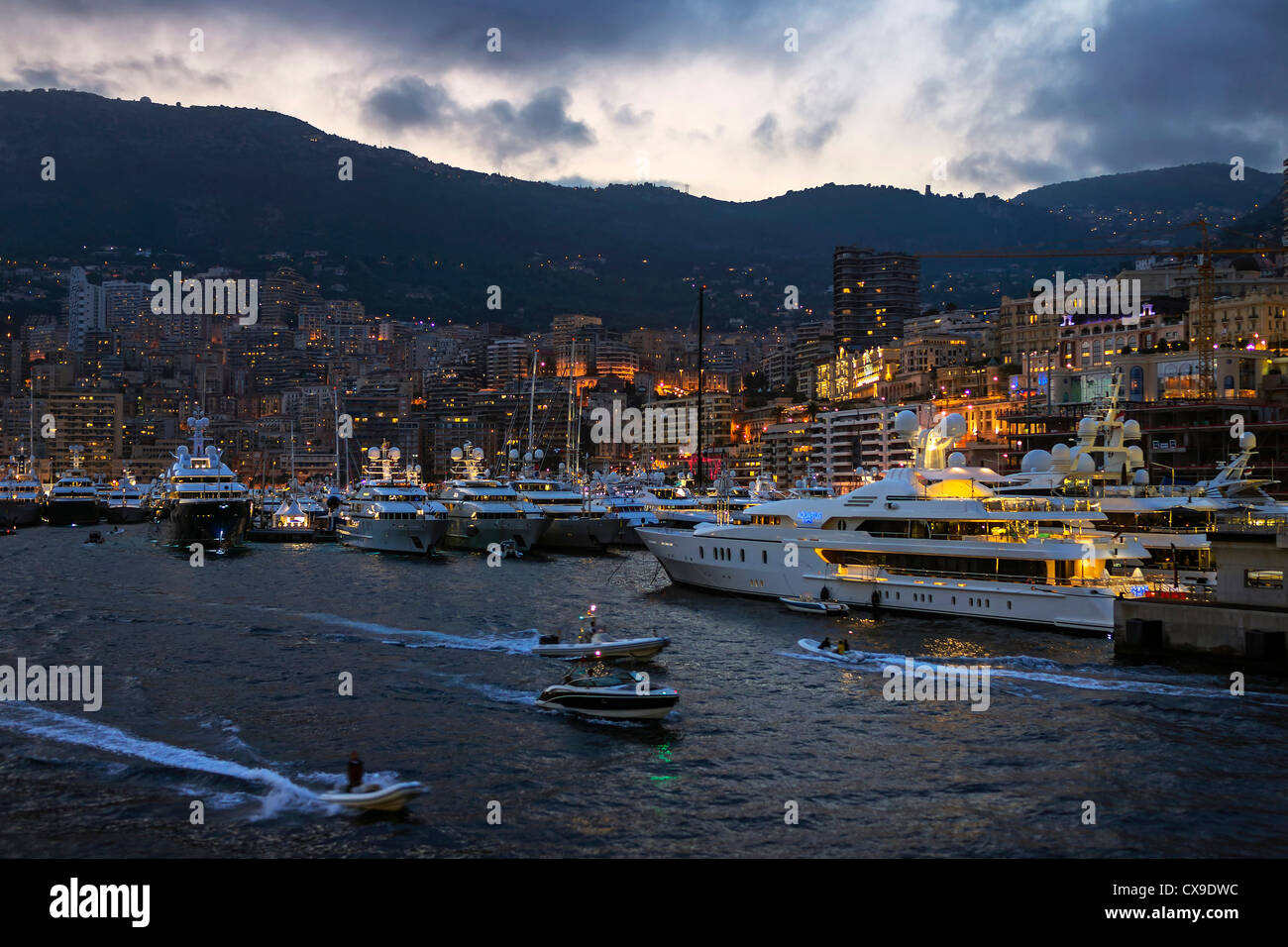 Monaco Port Hercule au crépuscule pendant le Yacht Show 2012 Banque D'Images