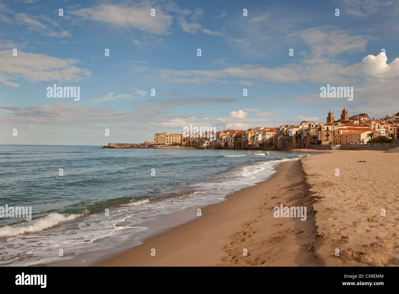 Avec vue sur l'océan de la vieille ville de Cefalù, Sicile, Italie Banque D'Images