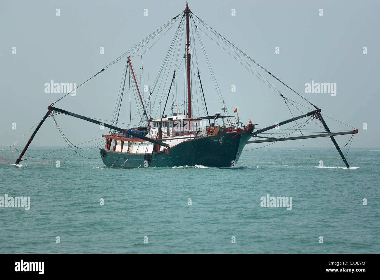 Grande pêche chalutier commercial dans l'ouest de Lamma Channel hors de Hong Kong. Banque D'Images