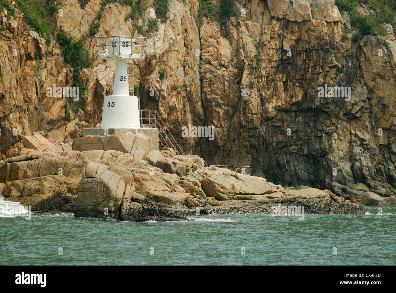 Petit phare situé sur les rochers de Kau Yi Chau Island, situé dans la mer de Chine du Sud. Banque D'Images