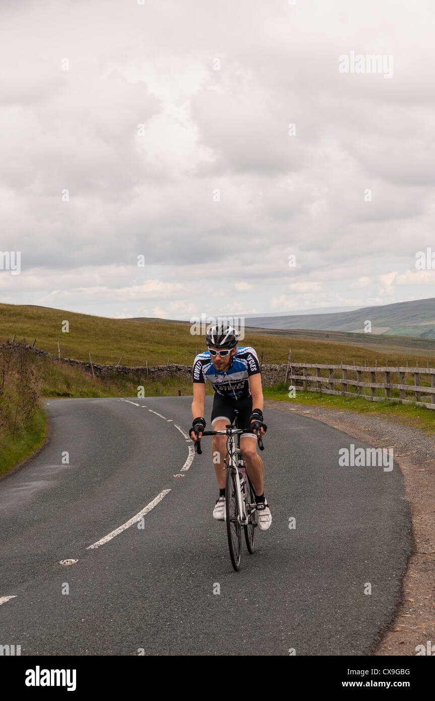 Un cycliste dans le Yorkshire Dales , Angleterre , Angleterre , Royaume-Uni Banque D'Images