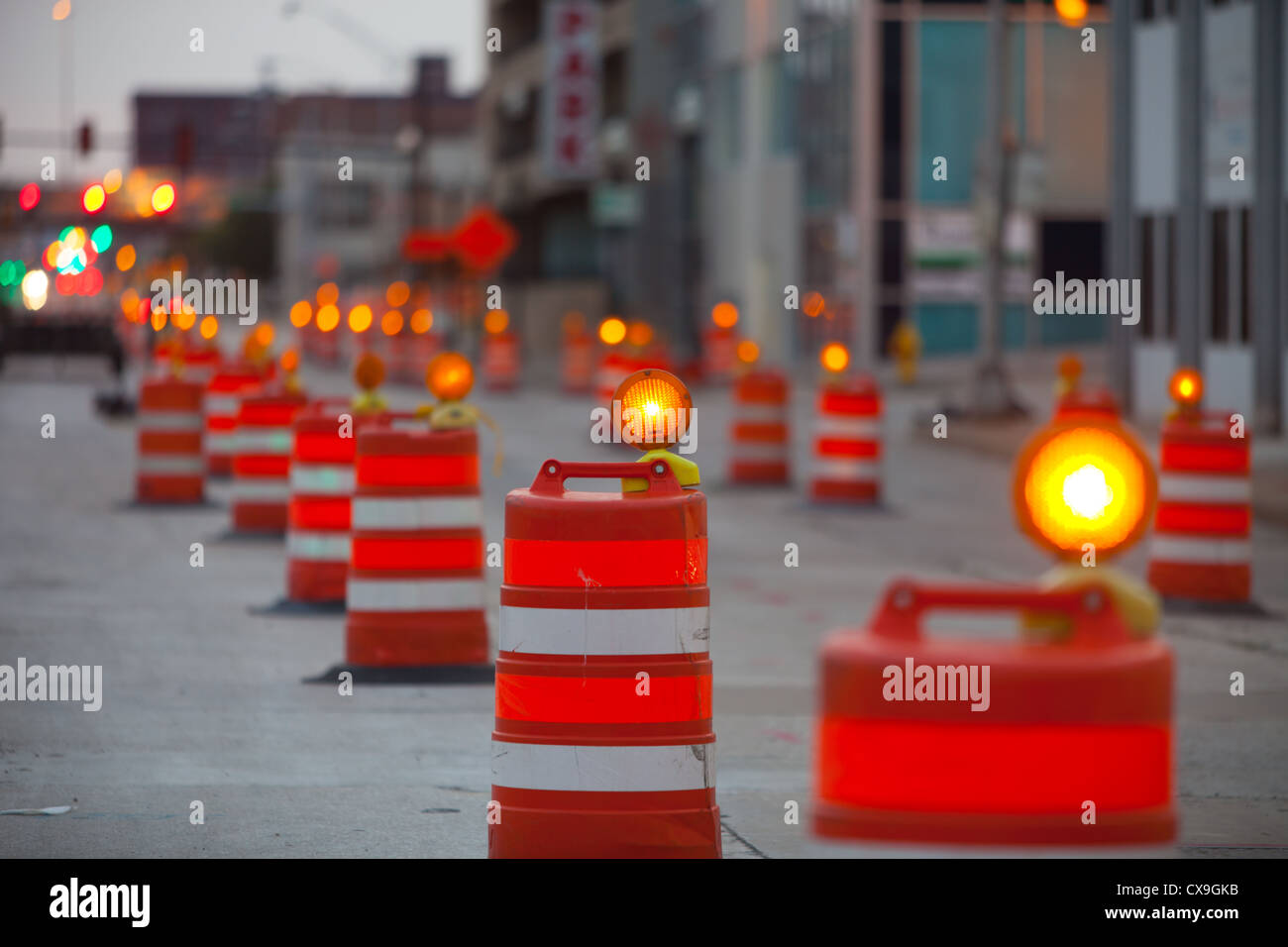 Canons la marque Orange une zone de construction de routes au centre-ville de Peoria, Illinois. Banque D'Images