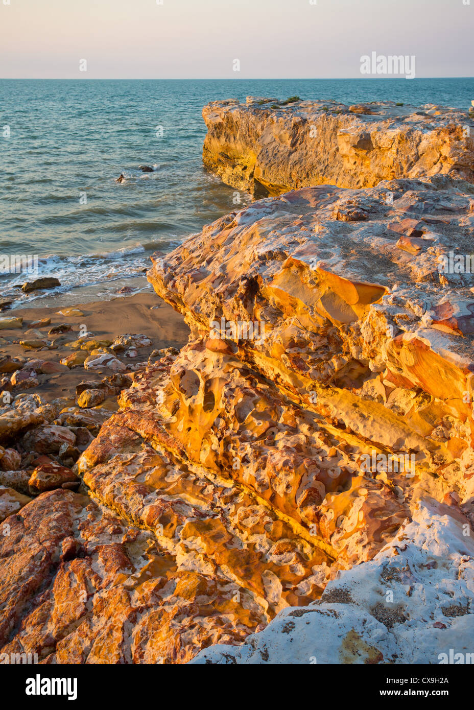 La lumière du soleil sur les pierres chaudes sur le littoral de Darwin, Territoire du Nord, Australie Banque D'Images