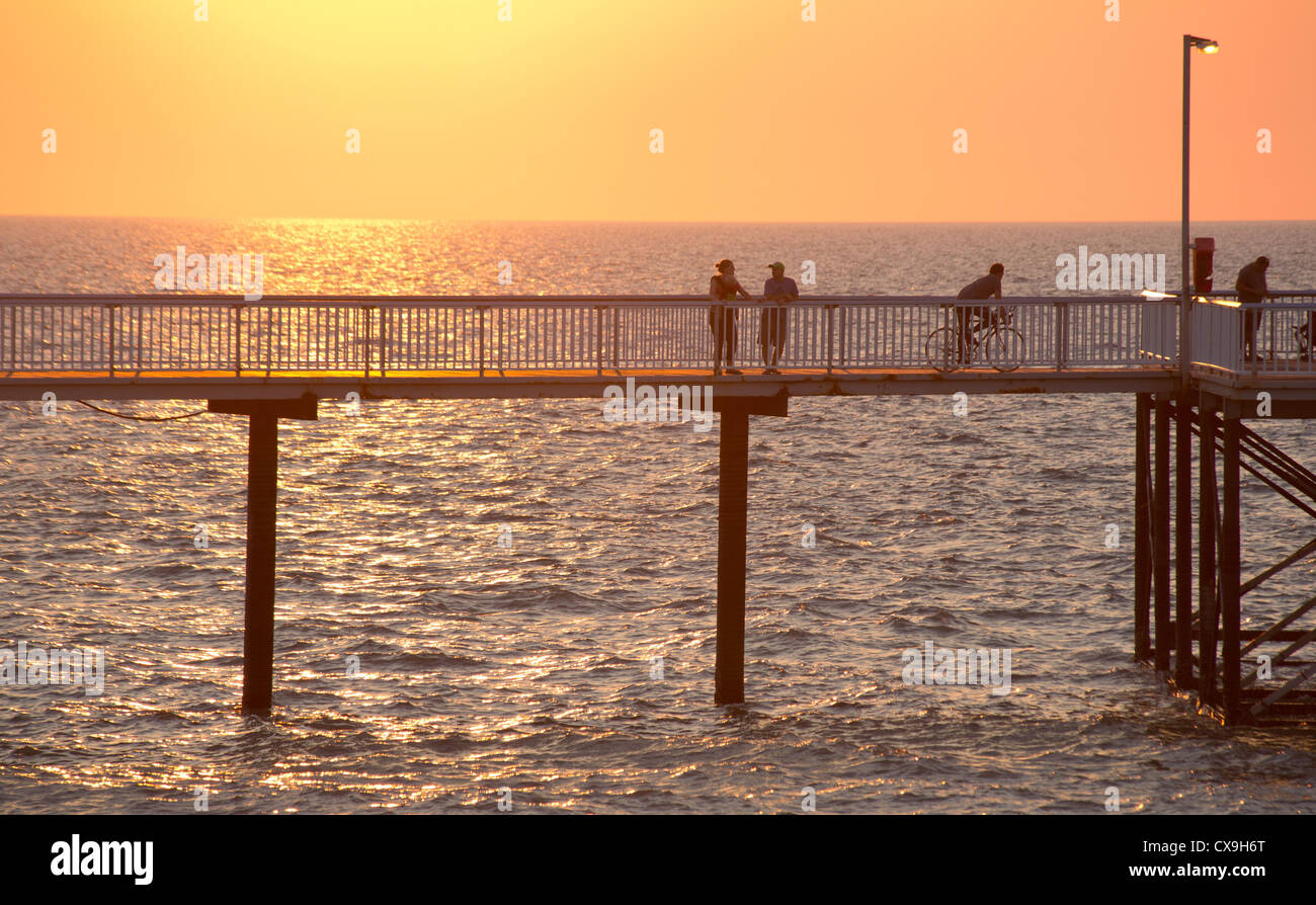 Les gens sur une jetée au coucher du soleil, Darwin, Territoire du Nord, Australie Banque D'Images