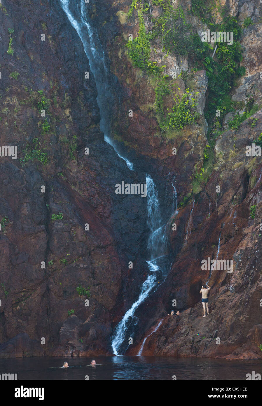 Les gens de l'escalade et la natation autour de Wangi Falls dans la région de Litchfield National Park, Territoire du Nord Banque D'Images