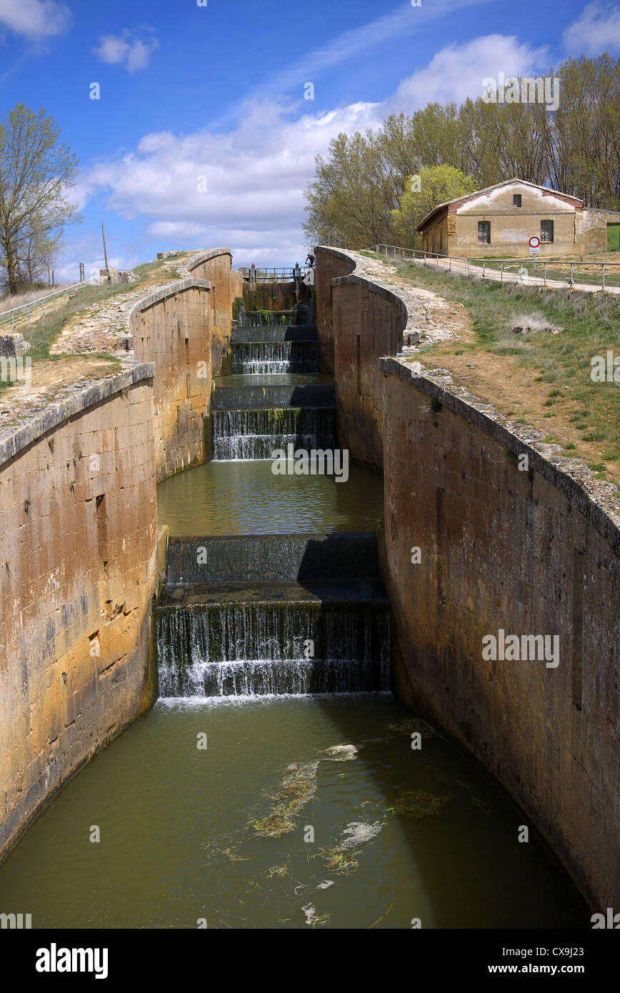 Le Canal de Castilla et esclusa à Fromista, Espagne. Banque D'Images