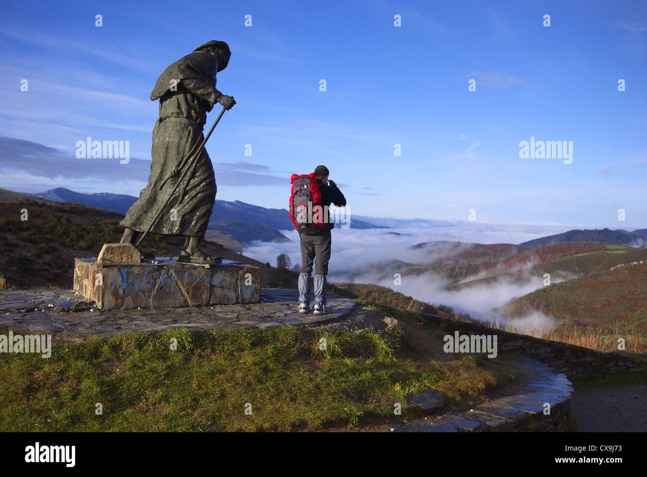 Un pèlerin se dresse à côté du monument à Alto San Roque près de O'Cebreiro en Espagne. Banque D'Images