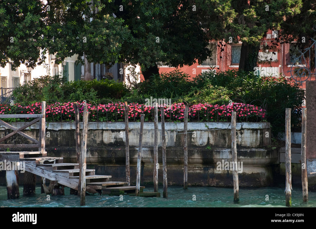 Amarre des poteaux et des marches au pont de l'Accademia (Ponte dell'Accademia) sur le Grand Canal à Venise, Italie Banque D'Images