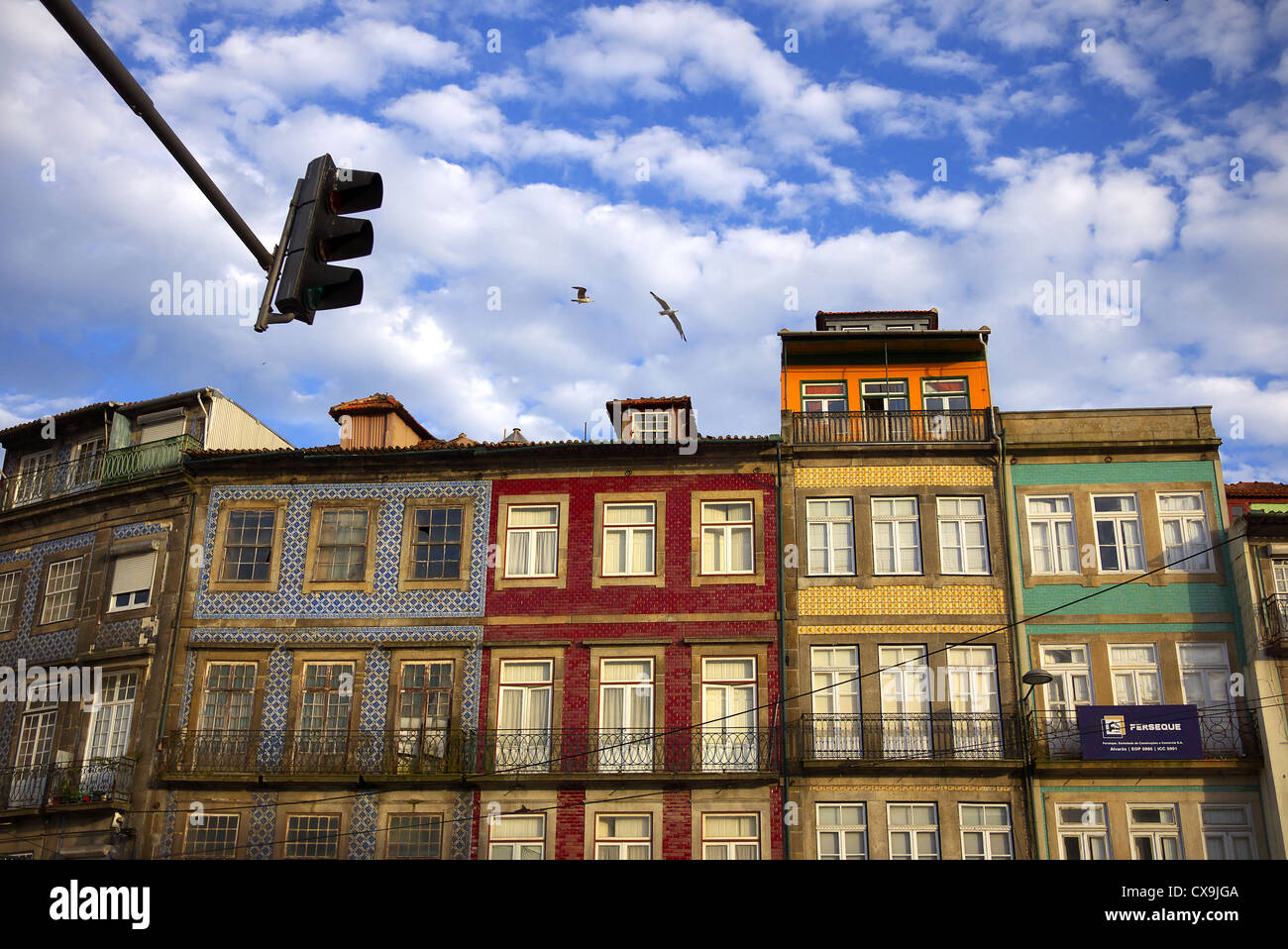 Bâtiments en terrasses colorées à Porto, Portugal. Banque D'Images