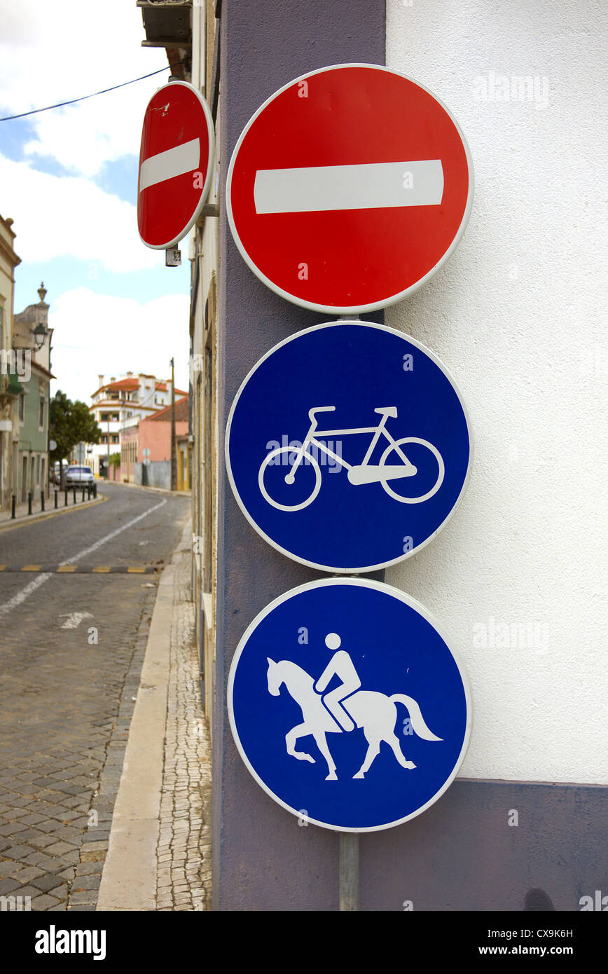 Pas d'entrée pour les véhicules. Les vélos et les chevaux uniquement. Golega, Portugal. Banque D'Images