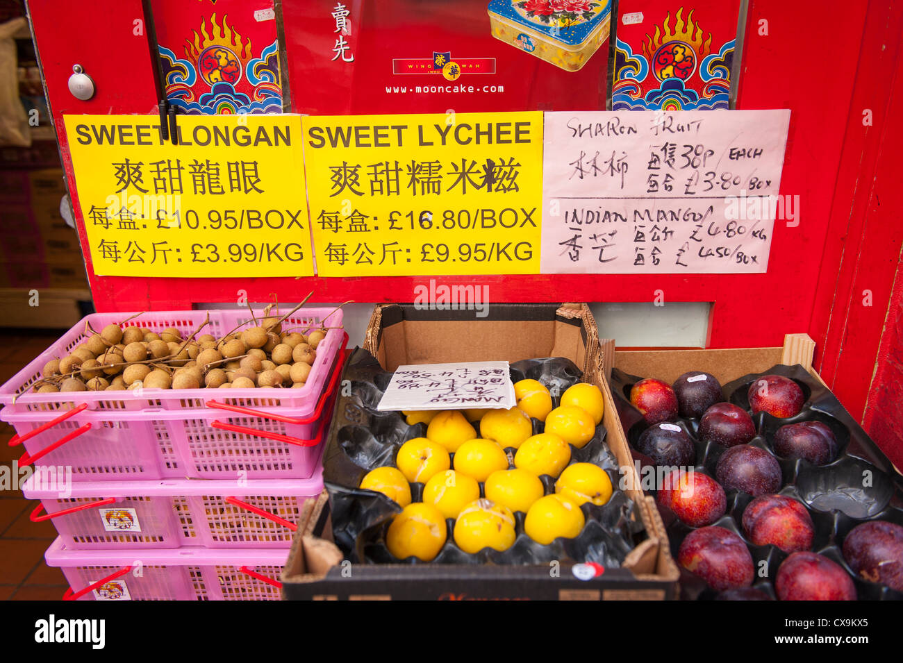 London West End Chinatown Food grocery green grocer shop store afficher paniers boîtes litchi longane sucré mangue fruit indien sharon signe chinois signe Banque D'Images