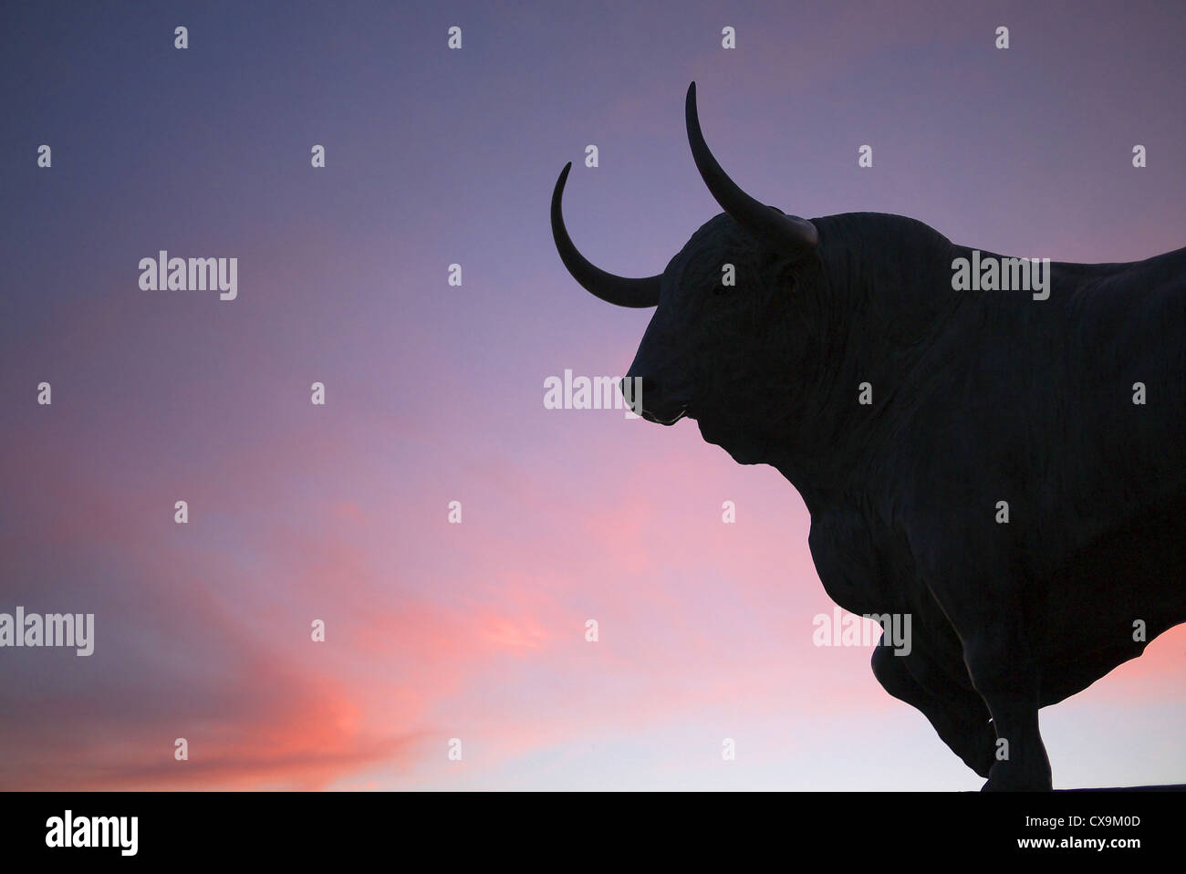 Sculpture d'un taureau silhouetté contre le ciel du soir à Tordesillas, Espagne. Banque D'Images