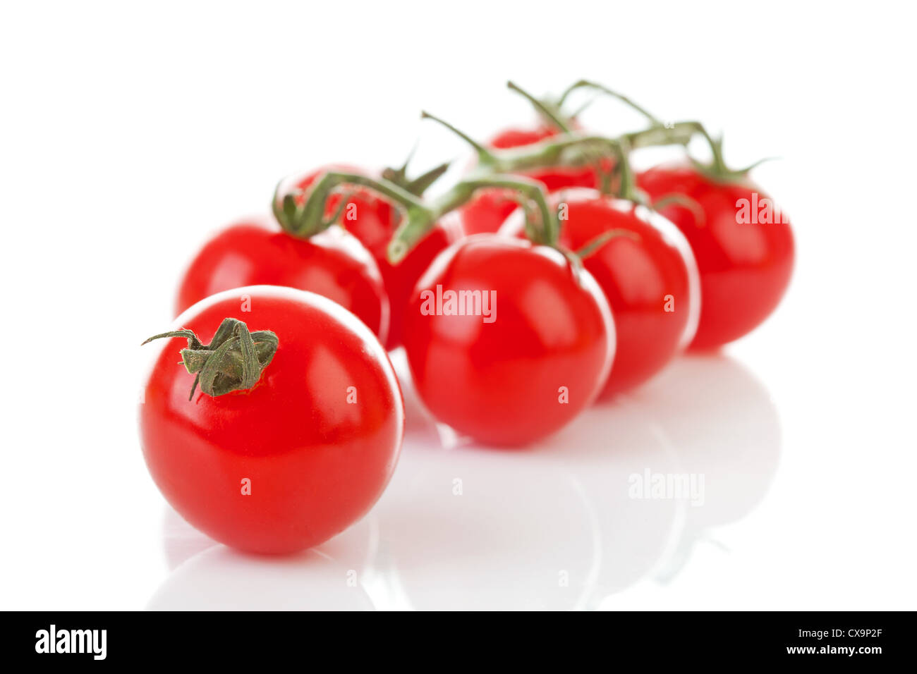 Bouquet de tomates fraîches sur fond blanc Banque D'Images