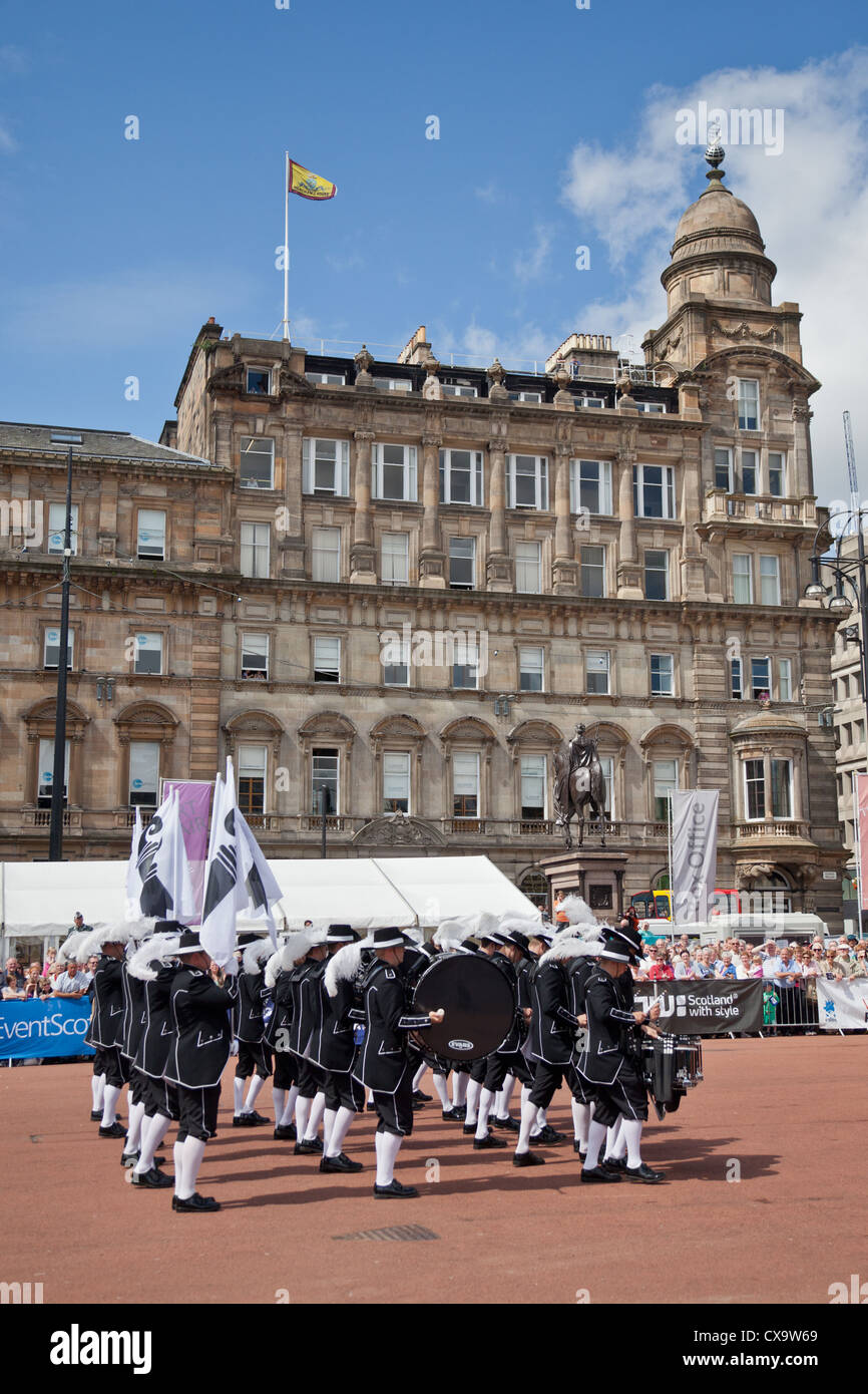 Le Top Secret Drum Corps dans l'exécution de George Square, Glasgow. Banque D'Images