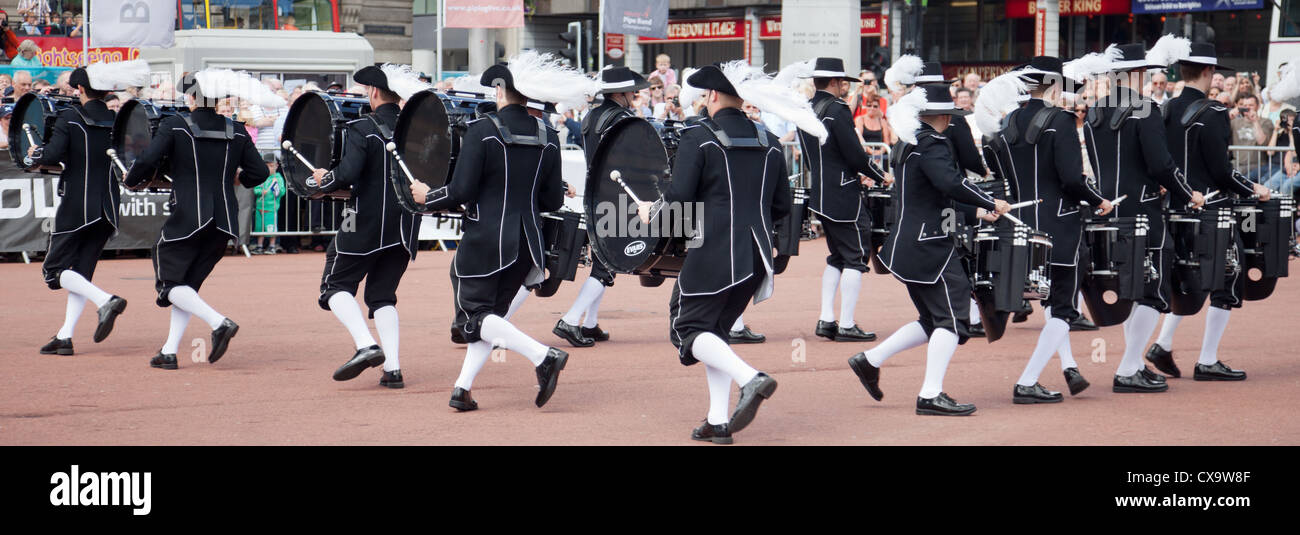 Le Top Secret Drum Corps dans l'exécution de George Square, Glasgow. Banque D'Images