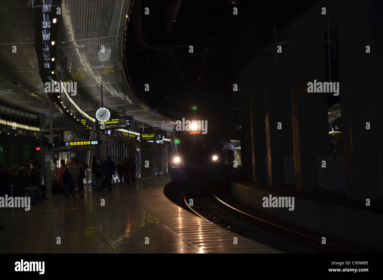 Train arrive en gare Banque D'Images