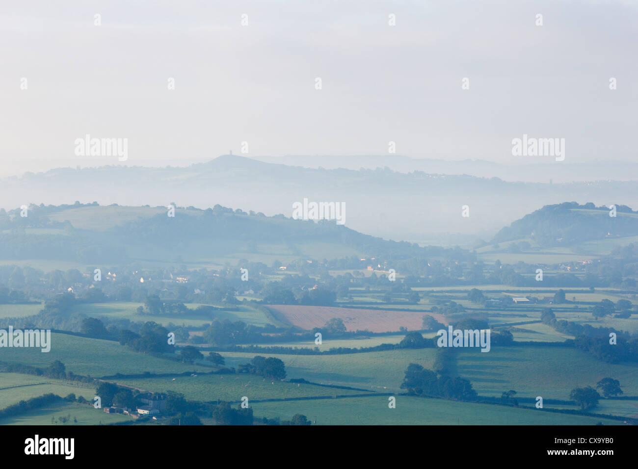 Glastonbury Tor et le Somerset Levels dans la brume du matin. Le Somerset. L'Angleterre. UK. Banque D'Images