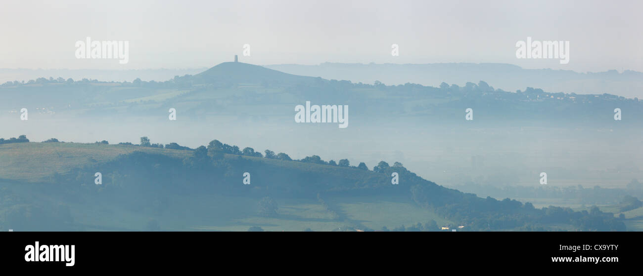 Glastonbury Tor dans la brume du matin. Le Somerset. L'Angleterre. UK. Banque D'Images