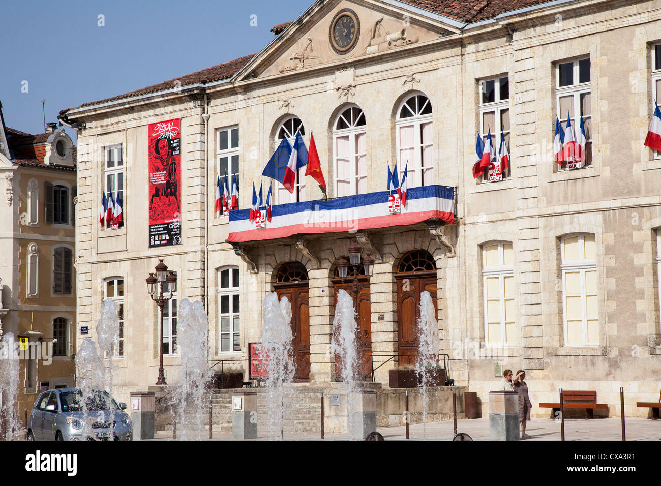 Marie - Hôtel de ville avec drapeaux français et des fontaines - à Auch, Gers, Midi Pyrénées, France Banque D'Images