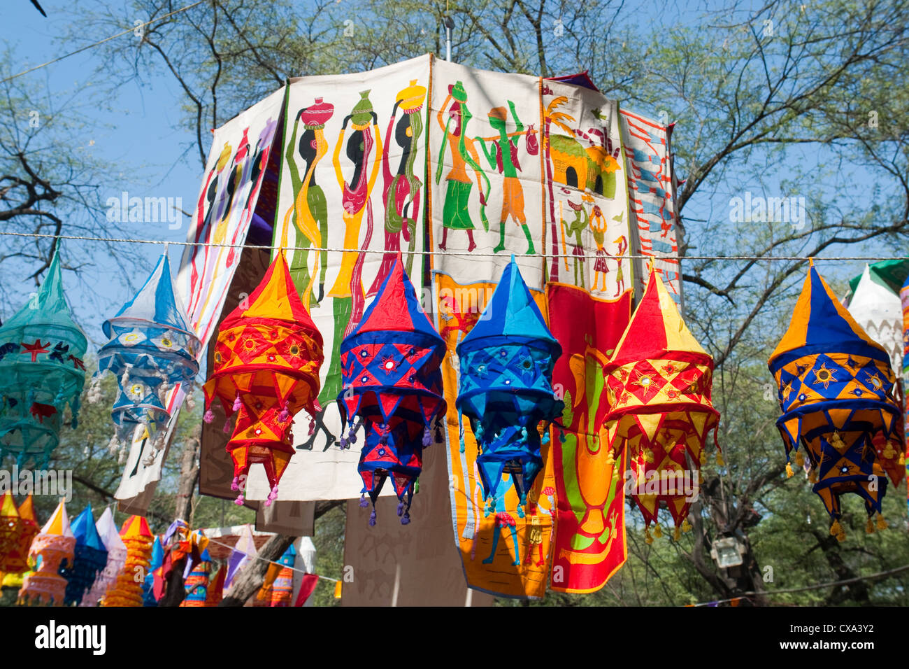 Des bannières colorées à Surajkund Mela dans l'État de Haryana, Inde. Ces frais généraux sont colorés suspendus fanions. Banque D'Images
