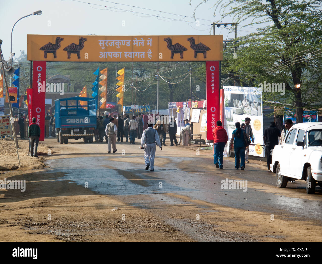 Porte colorée à l'entrée de la foire culturelle Surajkund (MELA) dans l'État de Haryana, Inde. La foire est tenue pour 2 semaines Banque D'Images