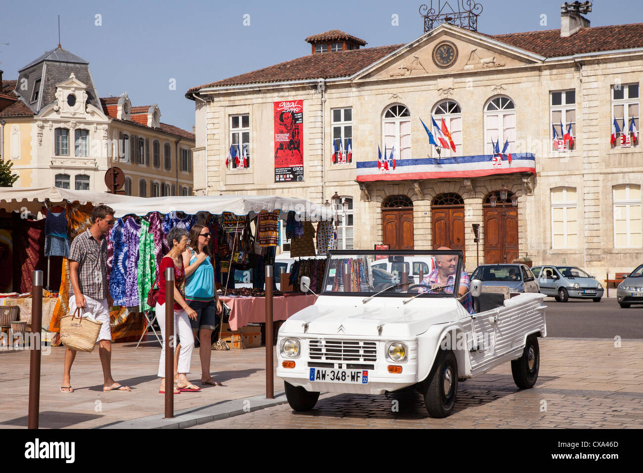 Marie et le centre-ville avec open top voiture, Auch, Gers, Midi Pyrénées, France Banque D'Images