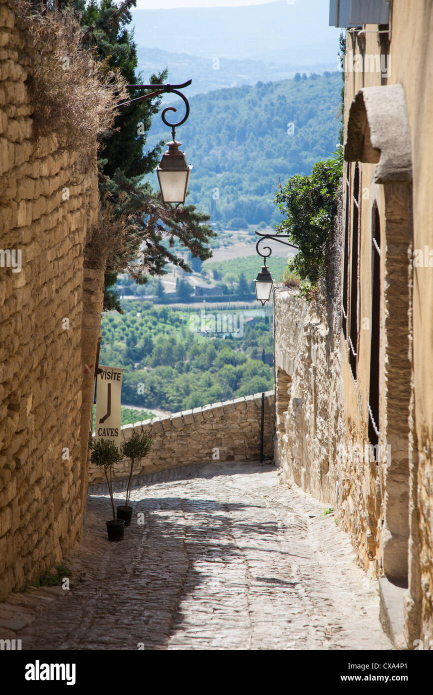 Ruelles et vues dans le village perché de Gordes, Luberon, Provence, France Banque D'Images